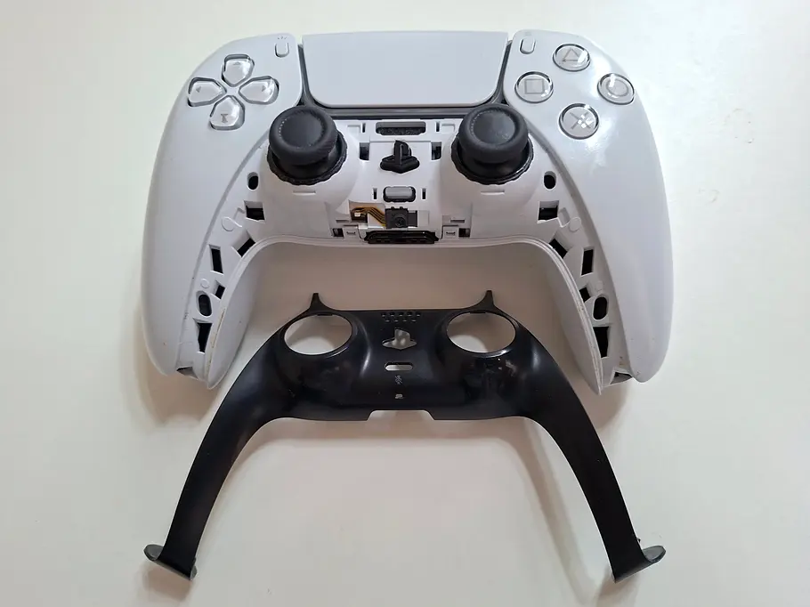 DualSense Controller mit abgebautem schwarzen Verdeck