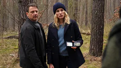 Tjark Wolf (Hendrik Duryn), Fredericke Olsen (Isabel Thierauch) als neues Duo schauen ernst nach vorne. - Foto: RTL