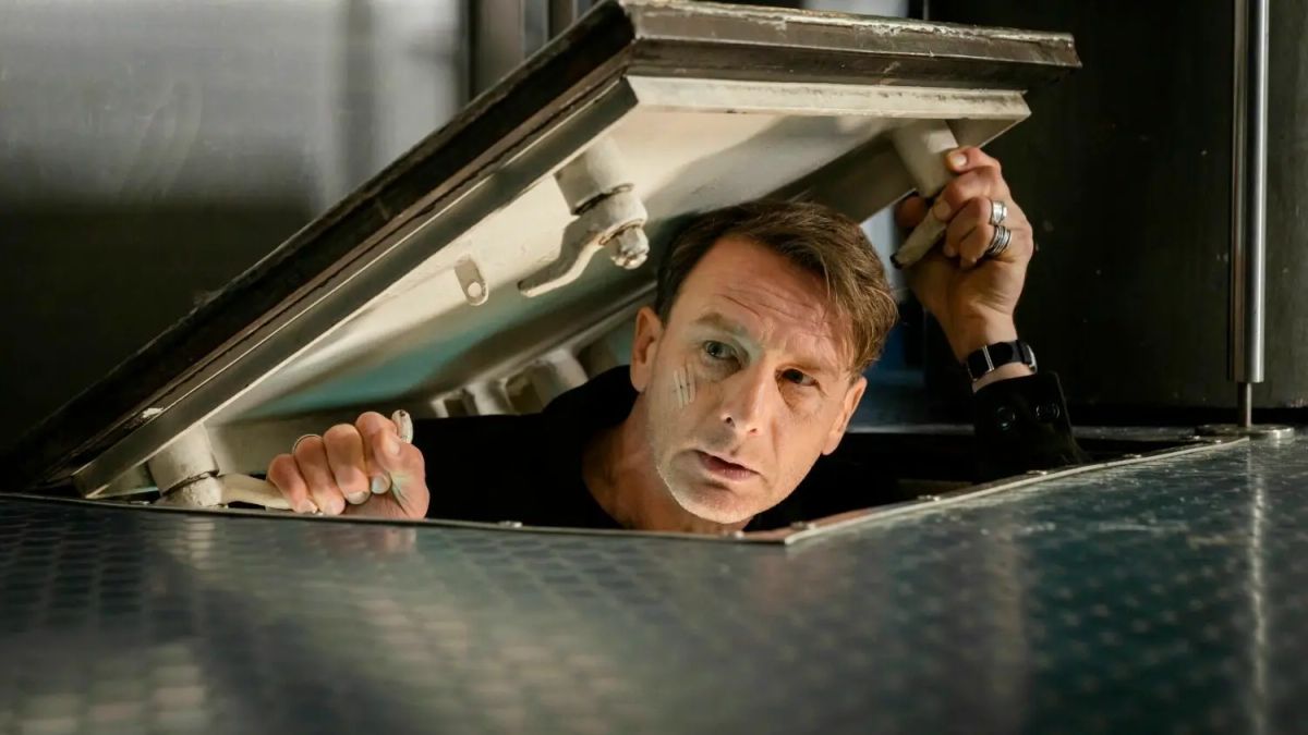 Dünentod - Tödliche Falle Hauptkommissar Tjark Wolf (Hendrik Duryn) entdeckt im Drogenmilieu ein tödliches Versteck – eine Szene aus dem RTL-Krimi „Dünentod – Tödliche Falle“ (Folge 2).
