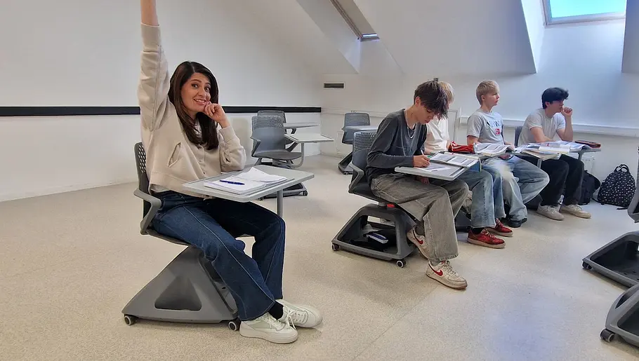 Die neue Linda Zervakis-Doku Linda Zervakis sitzt in der letzten Reihe einer Schulklasse und meldet sich!