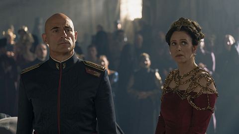 Dune Prophecy: Mark Strong und Jodhi May - Foto: Attila Szvacsek/HBO
