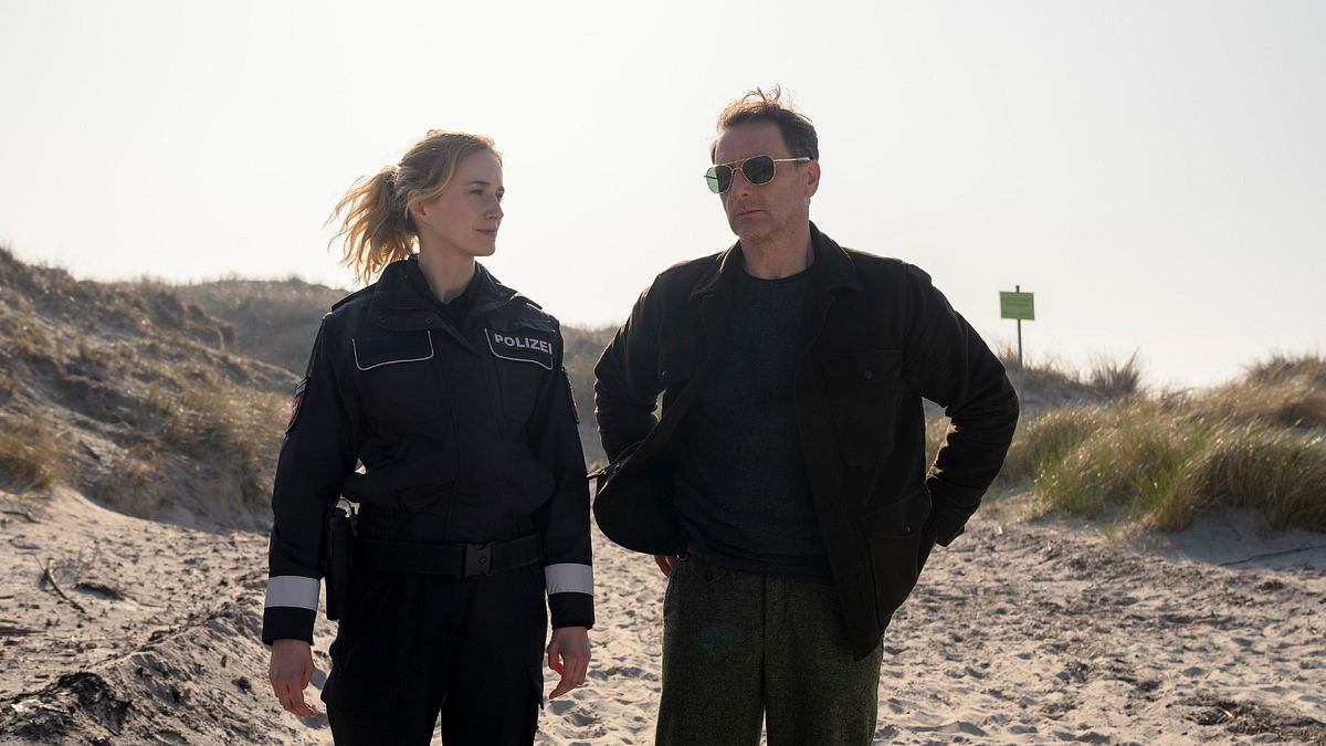 Femke (Pia-Micaela Barucki) und Tjark (Hendrik Duryn) in Dünentod Hendrik Duryn und Pia-Micaela Barucki stehen am Strand in Dünentod