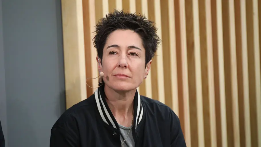 Dunja Hayali Dunja Hayali mit einem Mikrofon.