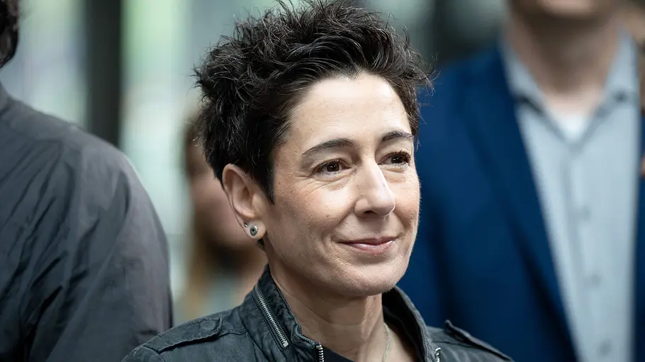 Dunja Hayali äußert sich zur Leihmutterschafts-Debatte Dunja Hayali mit kurzen dunklen Haaren und schwarzer Jacke bei einem öffentlichen Auftritt.