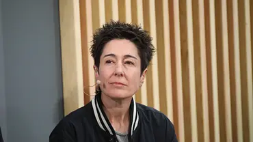 Dunja Hayali schaut in die Ferne - Foto: IMAGO / Matthias Wehnert Dunja Hayali schaut in die Ferne - Foto: IMAGO / Matthias Wehnert