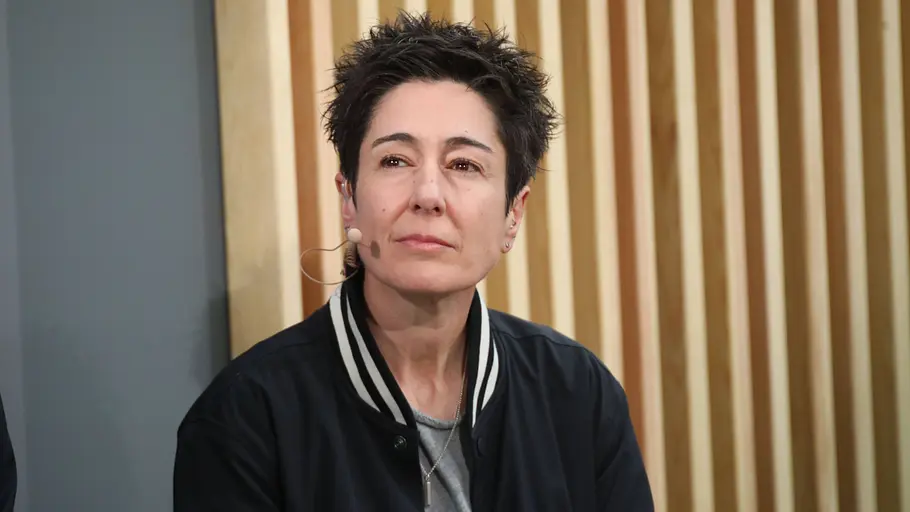 Dunja Hayali Dunja Hayali schaut in die Ferne
