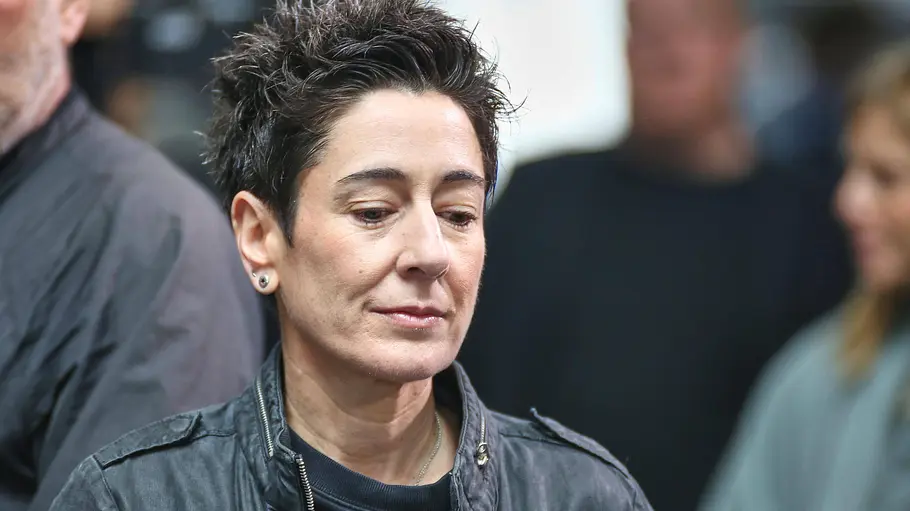 Dunja Hayali in der Kritik Dunja Hayali schaut auf den Boden
