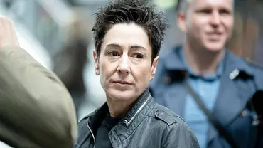 Dunja Hayali schaut in die Ferne. - Foto: IMAGO / Bernd Elmenthaler Dunja Hayali schaut in die Ferne. - Foto: IMAGO / Bernd Elmenthaler
