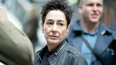 Dunja Hayali schaut in die Ferne. - Foto: IMAGO / Bernd Elmenthaler