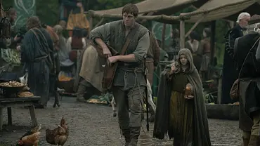 Dunk und Egg zwischen den Markständen des Turniers. - Foto: Steffan Hill/HBO