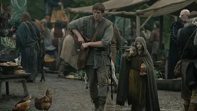 Dunk und Egg zwischen den Markständen des Turniers. - Foto: Steffan Hill/HBO