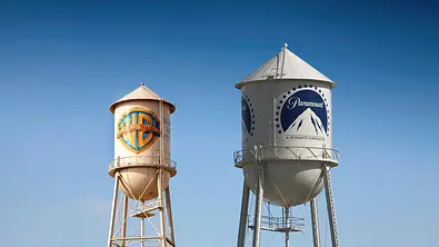 Der Wasserturm von Warner Bros., daneben, etwas höher, der Wasserturm von Paramount. - Foto: IMAGO / Depositphotos / NurPhoto