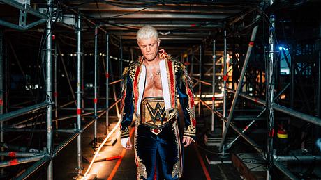 Cody Rhodes geht durch einen Gang unter den Zuschauertribünen. - Foto: © 2025 WWE/Netflix, Inc.