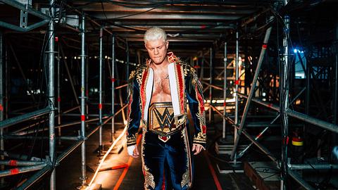 Cody Rhodes geht durch einen Gang unter den Zuschauertribünen. - Foto: © 2025 WWE/Netflix, Inc.