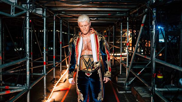 Cody Rhodes geht durch einen Gang unter den Zuschauertribünen. - Foto: © 2025 WWE/Netflix, Inc.