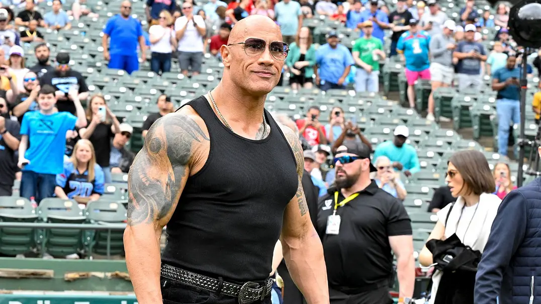 Dwayne Johnson, muskulös in einem schwarzen Unterhemd. - Foto: IMAGO / USA TODAY Network