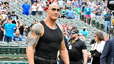 Dwayne Johnson, muskulös in einem schwarzen Unterhemd. - Foto: IMAGO / USA TODAY Network