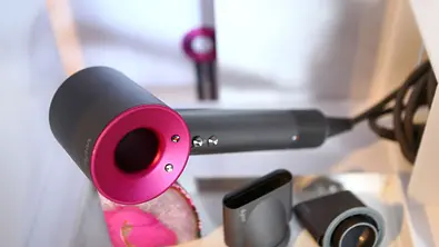 Dyson Supersonic Föhn in Pink - Foto: Katie Jones/Variety/Penske Media via Getty Images