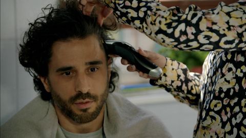 Emily rasiert Tobias die Haare ab  - Foto: RTL