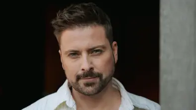John blickt in die Kamera - Foto: RTL / Anna Riedel