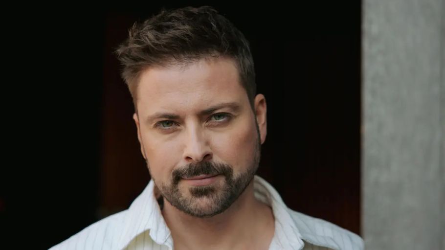 John blickt in die Kamera