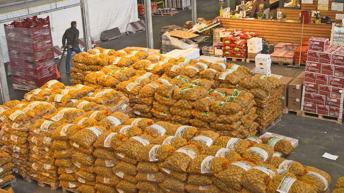 gemüse, obst, geschäftemacher - nachtschicht auf dem großmarkt