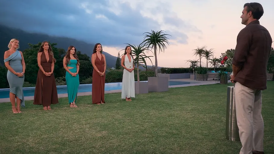 Wer ist im Finale von Die Bachelors? Finale Nacht der Rosen bei Die Bachelors 2026: Natalie, Kim, Vivi, Chiara und Miri stehen vor Bachelor Tim Reitz.
