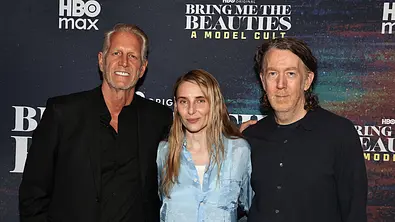 Drei Schauspieler bei der US-Premiere von „Bring me the Beauties“. - Foto: IMAGO / Cover-Images Drei Schauspieler bei der US-Premiere von „Bring me the Beauties“. - Foto: IMAGO / Cover-Images