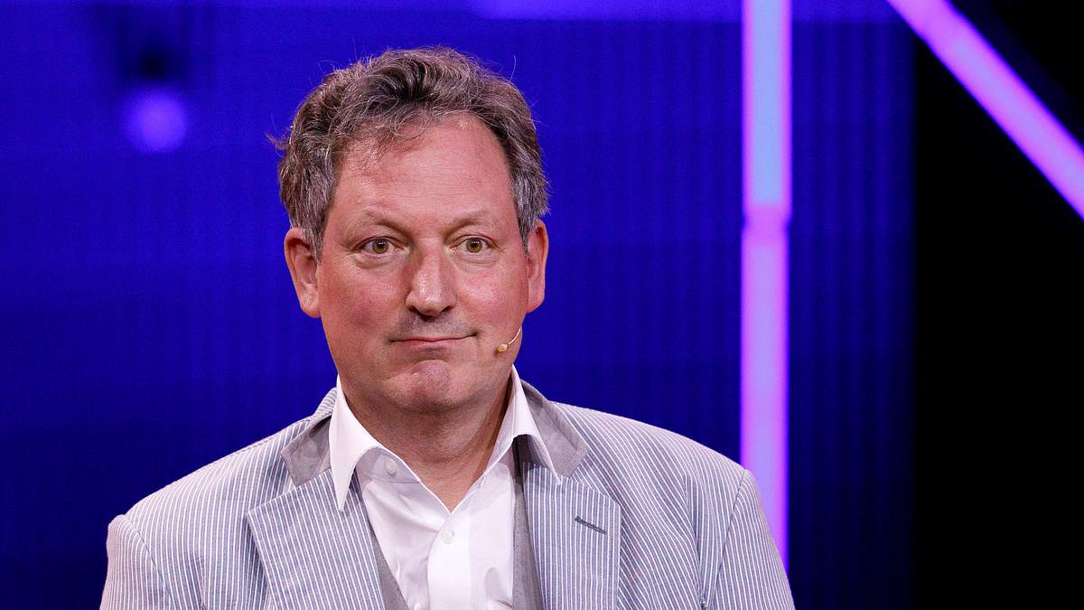 Eckart von Hirschhausen sieht man nicht mehr so oft im TV. Eckart von Hirschhausen schaut leicht verdattert an der Kamera vorbei.