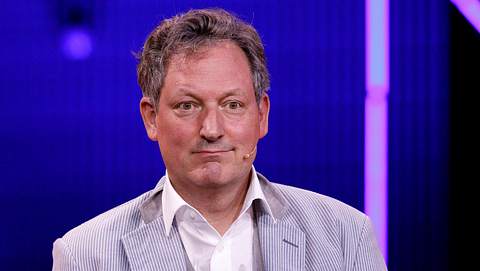 Eckart von Hirschhausen schaut leicht verdattert an der Kamera vorbei. - Foto: IMAGO / Future Image