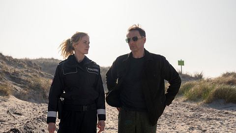 Hendrik Duryn und Pia-Micaela Barucki stehen am Strand in Dünentod - Foto:  RTL / Stephan Rabold