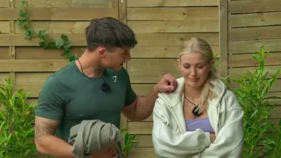 Micha Klotz fasst der weinenden Edda Pilz beschwichtigend auf die Schulter - Foto: RTL+ Micha Klotz fasst der weinenden Edda Pilz beschwichtigend auf die Schulter - Foto: RTL+