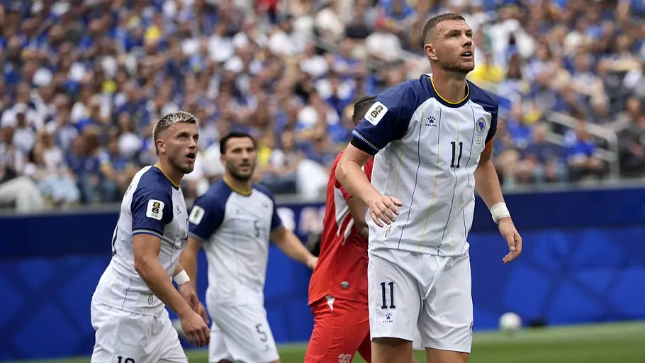 Demirovic und Dzeko Edin Dzeko aus Bosnien und Herzegowina im Einsatz während des Spiels der Gruppe B in der ersten Runde der FIFA-Weltmeisterschaft 2026