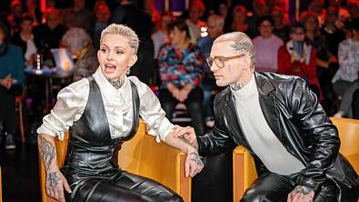 Eric und Edith Stehfest sitzen auf gelben Talkshow-Stühlen. Er legt sanft die Hand auf ihren Arm.  - Foto: IMAGO / STAR-MEDIA