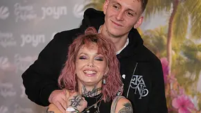 Edith Stehfest mit ihrem neuen Freund Damian bei der Promis unter Palmen-Premiere. - Foto: IMAGO / BOBO