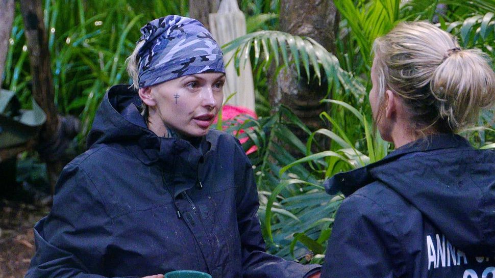 Edith Stehfest Zoff mit Anna-Carina Woitschack - Foto: RTL