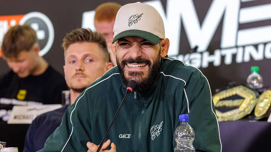Ediz Tasci Ediz Tasci lachend mit Cap auf, auf der Pressekonferenz im Vorfeld zum Fame Fighting.