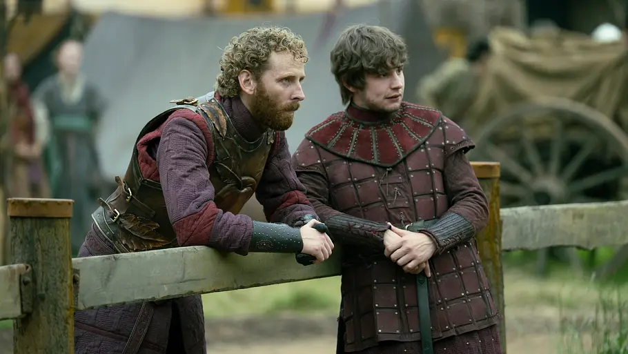 Edward Ashley und Shaun Thomas Edward Ashley und Shaun Thomas stehen im Game of Thrones-Spinoff dicht zusammen und schauen skeptisch