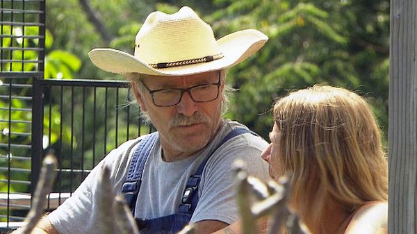 Konny Reimann trägt einen Strohhut und schaut Ehefrau Manuela Reimann ernst an - Foto: RTL II
