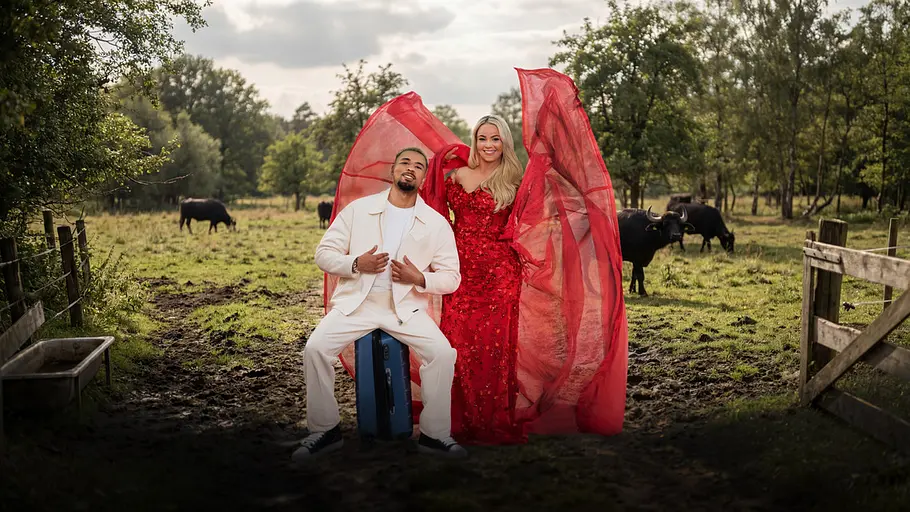 Ehemann Fabrice (29) und Rapperin Anita Latifi (30) mit Koffern vor einer Kuhweide.