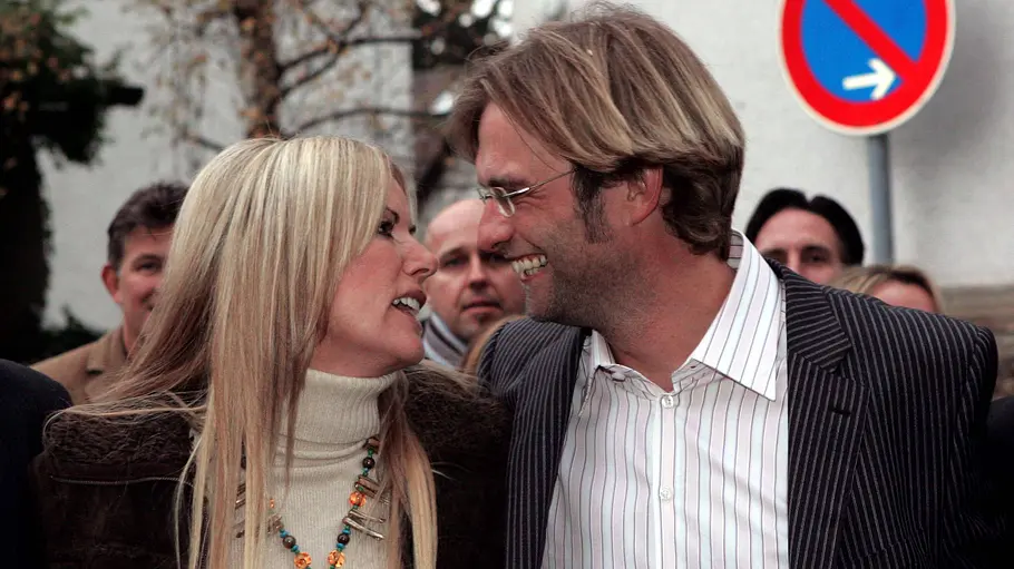 Der frischgebackene Ehemann Jürgen Klopp schaut seiner Ehefrau Ulla Sandrock tief in die Augen.