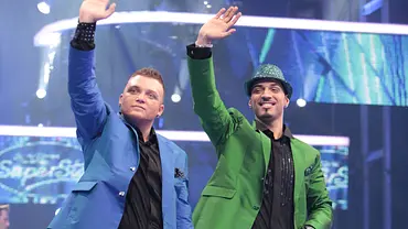 Gewinner Mehrzad Marashi (re.) mit dem Zweitplatzierten Menowin Fröhlich im Finale der 7. Staffel von DSDS. - Foto: IMAGO / APress Gewinner Mehrzad Marashi (re.) mit dem Zweitplatzierten Menowin Fröhlich im Finale der 7. Staffel von DSDS. - Foto: IMAGO / APress