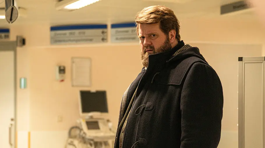 Ein Fall für Zwei: Drei Mütter Anwalt Hornberg steht in einem Krankenhaus.