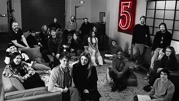 Die Duffer-Brüder und der Stranger Things-Cast: Noah Schnapp, Millie Bobby Brown, David Harbour, Winona, Ryder, Cara Buono, Joe Keery, Amybeth McNulty, Charlie Heaton, Brett Gelman, Maya Hawke, Natalia Dyer, Jamie Campbell Bower, Priah Ferguson, Linda Hamilton, Gaten Matarazzo, Caleb McLaughlin, Ross Duffer, Matt Duffer, Finn Wolfhard und Sadie Sink. - Foto: Atsushi Nishijima/Netflix