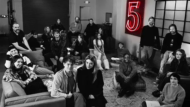 Die Duffer-Brüder und der Stranger Things-Cast: Noah Schnapp, Millie Bobby Brown, David Harbour, Winona, Ryder, Cara Buono, Joe Keery, Amybeth McNulty, Charlie Heaton, Brett Gelman, Maya Hawke, Natalia Dyer, Jamie Campbell Bower, Priah Ferguson, Linda Hamilton, Gaten Matarazzo, Caleb McLaughlin, Ross Duffer, Matt Duffer, Finn Wolfhard und Sadie Sink. - Foto: Atsushi Nishijima/Netflix