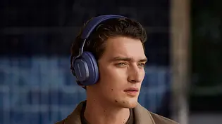 Ein Mann trägt blaue Px7 S3 Kopfhörer von Bowers and Wilkins - Foto: Bowers & Wilkins/PR