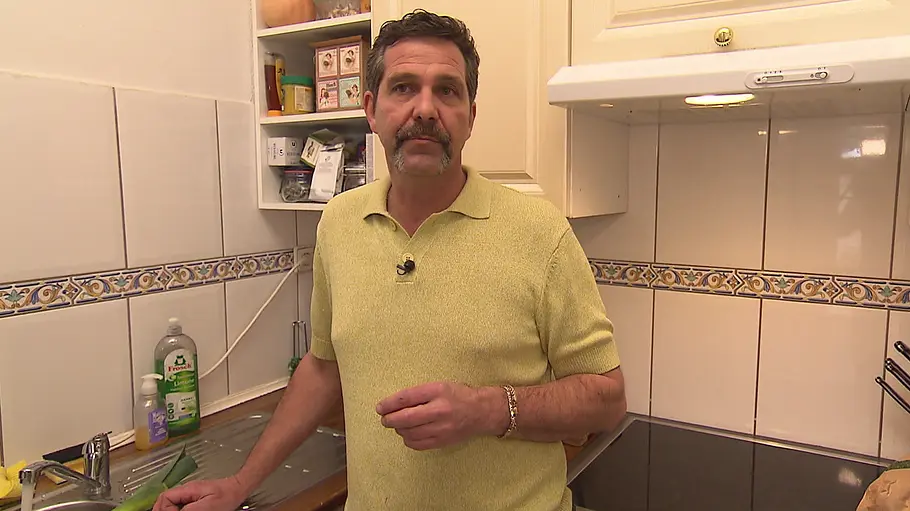 Ein perfektes Dinner ist nichts dür schwache Nerven. Alex (51) aus Pforzheim in seiner Küche.