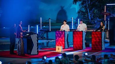 Die Kandidaten stehen hinter Rate-Pulten bei ein sehr gutes Quiz mit Joko und Klaas - Foto: Joyn/Joshua Schneider