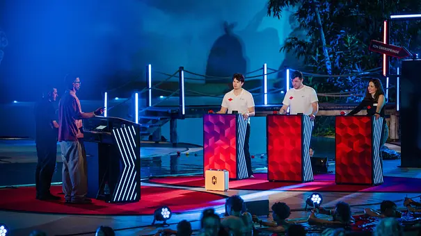 Die Kandidaten stehen hinter Rate-Pulten bei ein sehr gutes Quiz mit Joko und Klaas - Foto: Joyn/Joshua Schneider