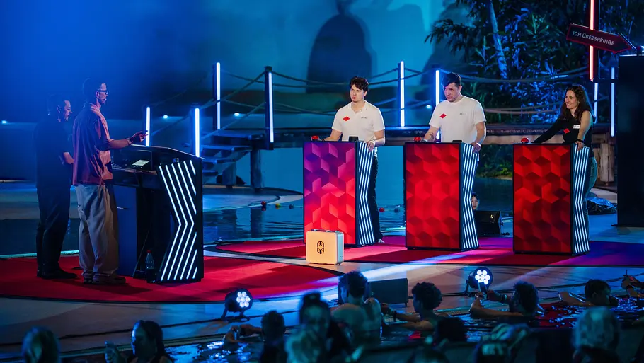 Ein sehr gutes Quiz Die Kandidaten stehen hinter Rate-Pulten bei ein sehr gutes Quiz mit Joko und Klaas